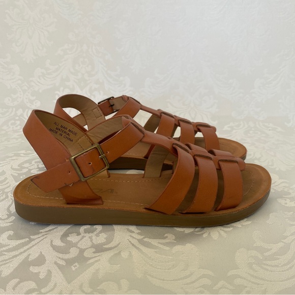 Girls Sandals Natural Brown strap with buckle. Flat bottom - Picture 3 of 6